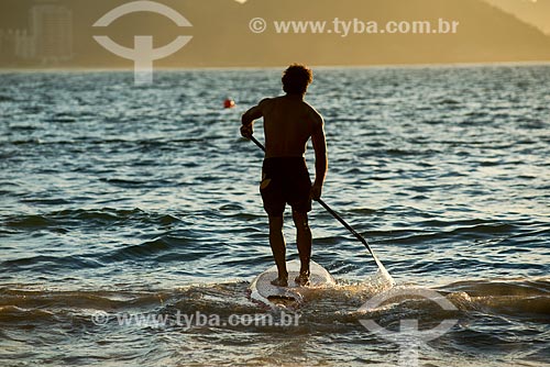  Praticante de Stand up paddle no posto 6 da Praia de Copacabana  - Rio de Janeiro - Rio de Janeiro (RJ) - Brasil