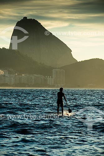  Praticante de Stand up paddle no posto 6 da Praia de Copacabana com o Pão de Açúcar ao fundo  - Rio de Janeiro - Rio de Janeiro (RJ) - Brasil