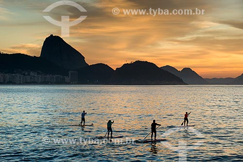  Praticantes de Stand up paddle no posto 6 da Praia de Copacabana com o Pão de Açúcar ao fundo  - Rio de Janeiro - Rio de Janeiro (RJ) - Brasil