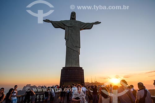  Turistas no mirante do Cristo Redentor (1931) durante o entardecer  - Rio de Janeiro - Rio de Janeiro (RJ) - Brasil