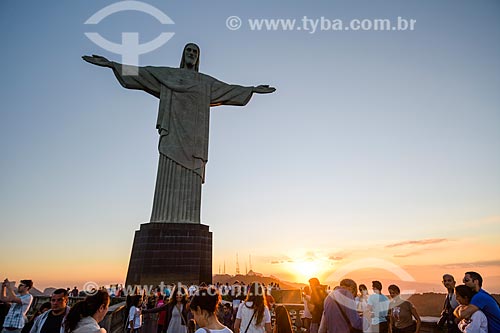  Turistas no mirante do Cristo Redentor (1931) durante o entardecer  - Rio de Janeiro - Rio de Janeiro (RJ) - Brasil