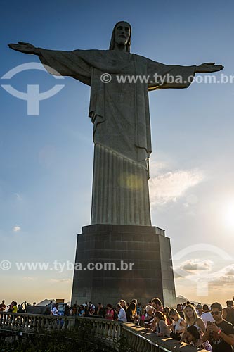  Turistas no mirante do Cristo Redentor (1931) durante o entardecer  - Rio de Janeiro - Rio de Janeiro (RJ) - Brasil