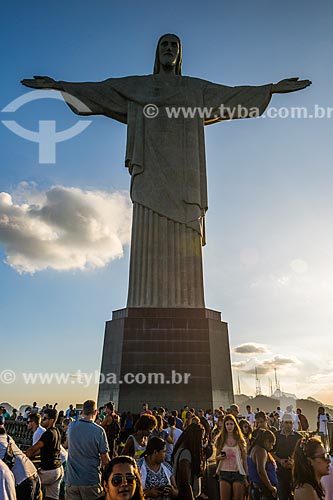  Turistas no mirante do Cristo Redentor (1931) durante o entardecer  - Rio de Janeiro - Rio de Janeiro (RJ) - Brasil