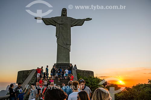  Turistas no mirante do Cristo Redentor (1931) durante o entardecer  - Rio de Janeiro - Rio de Janeiro (RJ) - Brasil