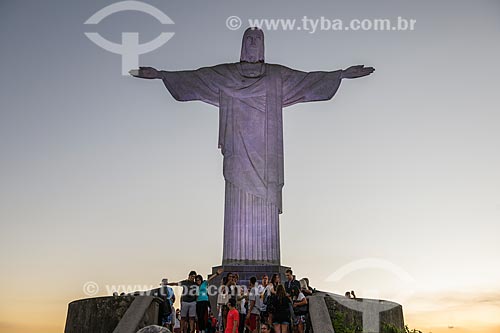  Turistas no mirante do Cristo Redentor (1931) durante o entardecer  - Rio de Janeiro - Rio de Janeiro (RJ) - Brasil