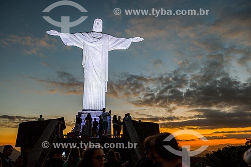  Turistas no mirante do Cristo Redentor (1931) durante o anoitecer  - Rio de Janeiro - Rio de Janeiro (RJ) - Brasil