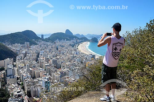  Turista no Morro do Cantagalo com Copacabana ao fundo  - Rio de Janeiro - Rio de Janeiro (RJ) - Brasil