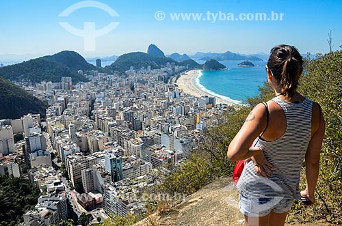  Turista no Morro do Cantagalo com Copacabana ao fundo  - Rio de Janeiro - Rio de Janeiro (RJ) - Brasil