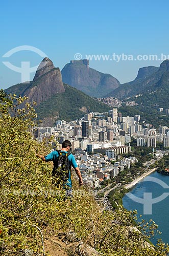  Homem no cume do Morro do Cantagalo com Leblon e Morro Dois Irmãos ao fundo  - Rio de Janeiro - Rio de Janeiro (RJ) - Brasil