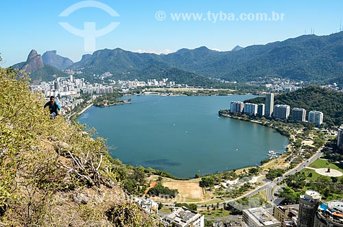  Homem no cume do Morro do Cantagalo com a Lagoa Rodrigo de Freitas ao fundo  - Rio de Janeiro - Rio de Janeiro (RJ) - Brasil