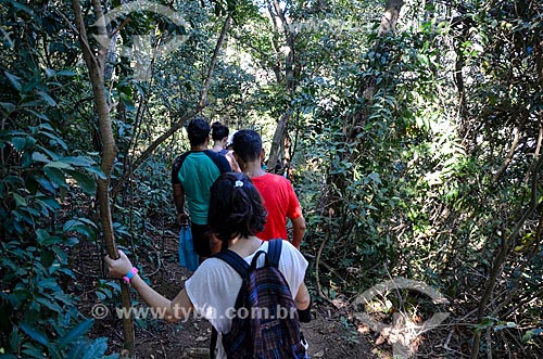  Turistas na trilha do Morro do Cantagalo  - Rio de Janeiro - Rio de Janeiro (RJ) - Brasil