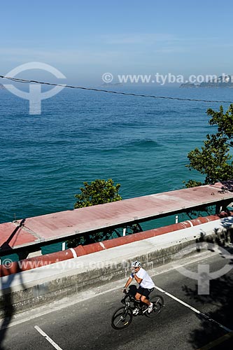  Ciclista ao lado das obras da construção da ciclovia nda Avenida Niemeyer  - Rio de Janeiro - Rio de Janeiro (RJ) - Brasil