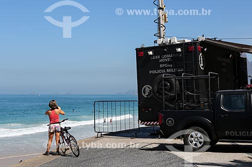  Mulher fotografando a orla da Praia de Ipanema ao lado da Base de Comando Móvel da Polícia Militar  - Rio de Janeiro - Rio de Janeiro (RJ) - Brasil