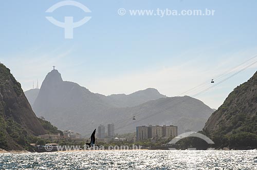  Praia Vermelha vista da Baía de Guanabara com o Cristo Redentor (1931) ao fundo  - Rio de Janeiro - Rio de Janeiro (RJ) - Brasil