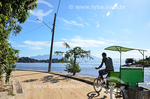  Homem com bicicleta triciclo na Ilha de Paquetá  - Rio de Janeiro - Rio de Janeiro (RJ) - Brasil