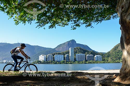  Ciclista na ciclovia da Lagoa Rodrigo de Freitas com o Cristo Redentor ao fundo  - Rio de Janeiro - Rio de Janeiro (RJ) - Brasil