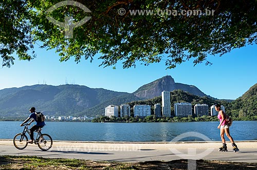  Ciclista na ciclovia da Lagoa Rodrigo de Freitas com o Cristo Redentor ao fundo  - Rio de Janeiro - Rio de Janeiro (RJ) - Brasil