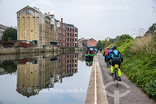  Ciclistas na cidade de Bath às margens do Rio Avon  - Bath - Condado de Somerset - Inglaterra