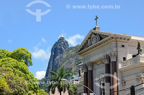  Igreja de Santo Inácio (1913) com Cristo Redentor ao fundo - Colégio Santo Inácio  - Rio de Janeiro - Rio de Janeiro (RJ) - Brasil