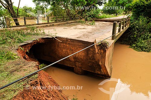  Cratera formada pela enchente na cabeceira da Ponte do Rio da Onça na estrada vicinal entre Palmares Paulista e Ariranha  - Palmares Paulista - São Paulo (SP) - Brasil