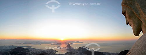  Vista do amanhecer a partir do Cristo Redentor (1931) com o Pão de Açúcar ao fundo  - Rio de Janeiro - Rio de Janeiro (RJ) - Brasil