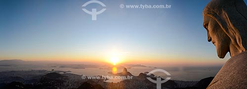  Vista do amanhecer a partir do Cristo Redentor (1931) com o Pão de Açúcar ao fundo  - Rio de Janeiro - Rio de Janeiro (RJ) - Brasil