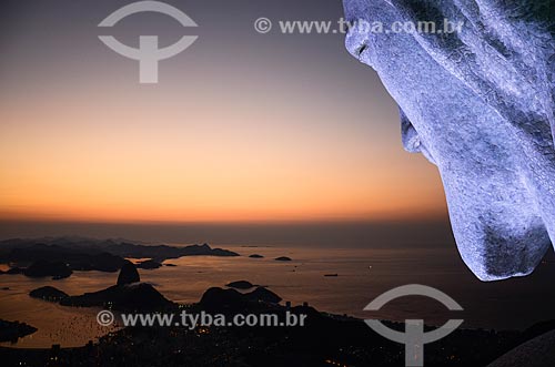  Vista do amanhecer a partir do Cristo Redentor (1931) com o Pão de Açúcar ao fundo  - Rio de Janeiro - Rio de Janeiro (RJ) - Brasil