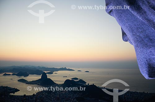  Vista do amanhecer a partir do Cristo Redentor (1931) com o Pão de Açúcar ao fundo  - Rio de Janeiro - Rio de Janeiro (RJ) - Brasil