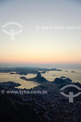  Vista do amanhecer a partir do Cristo Redentor (1931) com o Pão de Açúcar ao fundo  - Rio de Janeiro - Rio de Janeiro (RJ) - Brasil