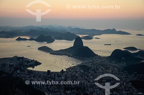  Vista do amanhecer a partir do Cristo Redentor (1931) com o Pão de Açúcar ao fundo  - Rio de Janeiro - Rio de Janeiro (RJ) - Brasil