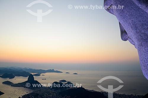  Vista do amanhecer a partir do Cristo Redentor (1931) com o Pão de Açúcar ao fundo  - Rio de Janeiro - Rio de Janeiro (RJ) - Brasil