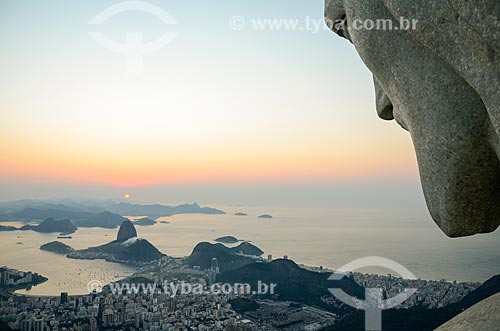  Vista do amanhecer a partir do Cristo Redentor (1931) com o Pão de Açúcar ao fundo  - Rio de Janeiro - Rio de Janeiro (RJ) - Brasil