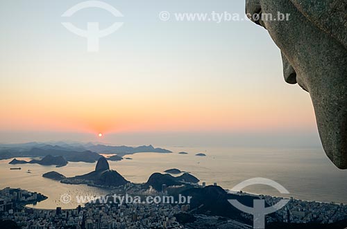  Vista do amanhecer a partir do Cristo Redentor (1931) com o Pão de Açúcar ao fundo  - Rio de Janeiro - Rio de Janeiro (RJ) - Brasil