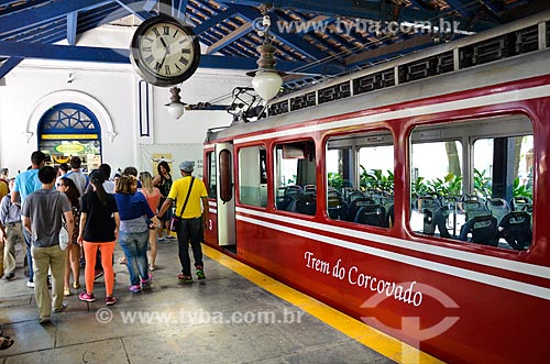  Passageiros na plataforma da Estação da Estrada de Ferro do Corcovado  - Rio de Janeiro - Rio de Janeiro (RJ) - Brasil