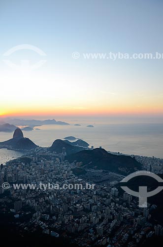  Vista do amanhecer a partir do Cristo Redentor (1931) com o Pão de Açúcar ao fundo  - Rio de Janeiro - Rio de Janeiro (RJ) - Brasil