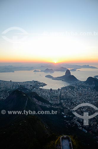  Vista do amanhecer a partir do Cristo Redentor (1931) com o Pão de Açúcar ao fundo  - Rio de Janeiro - Rio de Janeiro (RJ) - Brasil