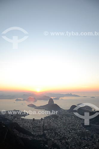  Vista do amanhecer a partir do Cristo Redentor (1931) com o Pão de Açúcar ao fundo  - Rio de Janeiro - Rio de Janeiro (RJ) - Brasil