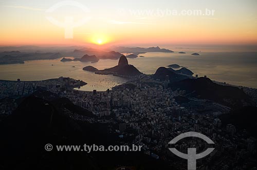  Vista do amanhecer a partir do Cristo Redentor (1931) com o Pão de Açúcar ao fundo  - Rio de Janeiro - Rio de Janeiro (RJ) - Brasil