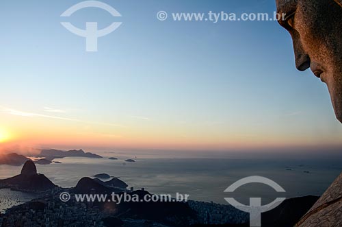  Vista do amanhecer a partir do Cristo Redentor (1931) com o Pão de Açúcar ao fundo  - Rio de Janeiro - Rio de Janeiro (RJ) - Brasil