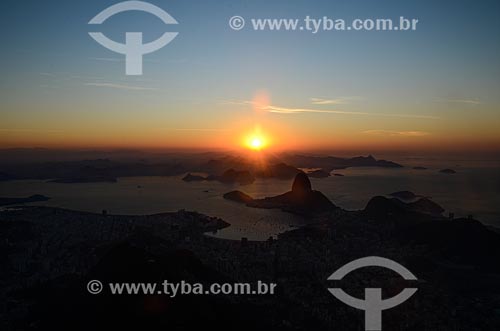  Vista do amanhecer a partir do Cristo Redentor (1931) com o Pão de Açúcar ao fundo  - Rio de Janeiro - Rio de Janeiro (RJ) - Brasil