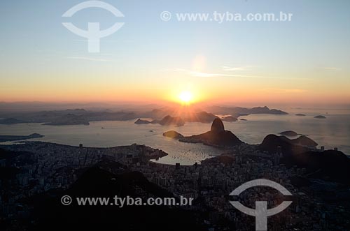  Vista do amanhecer a partir do Cristo Redentor (1931) com o Pão de Açúcar ao fundo  - Rio de Janeiro - Rio de Janeiro (RJ) - Brasil