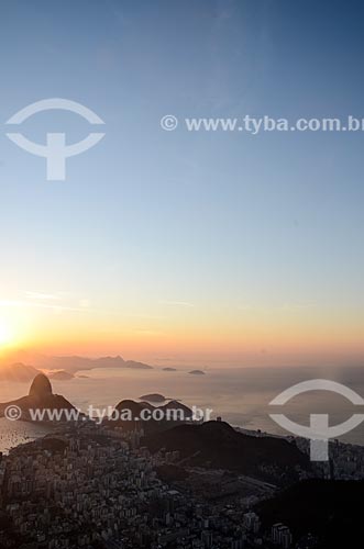  Vista do amanhecer a partir do Cristo Redentor (1931) com o Pão de Açúcar ao fundo  - Rio de Janeiro - Rio de Janeiro (RJ) - Brasil