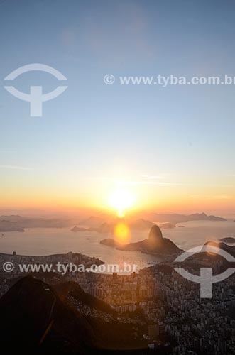  Vista do amanhecer a partir do Cristo Redentor (1931) com o Pão de Açúcar ao fundo  - Rio de Janeiro - Rio de Janeiro (RJ) - Brasil