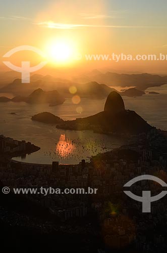  Vista do amanhecer a partir do Cristo Redentor (1931) com o Pão de Açúcar ao fundo  - Rio de Janeiro - Rio de Janeiro (RJ) - Brasil