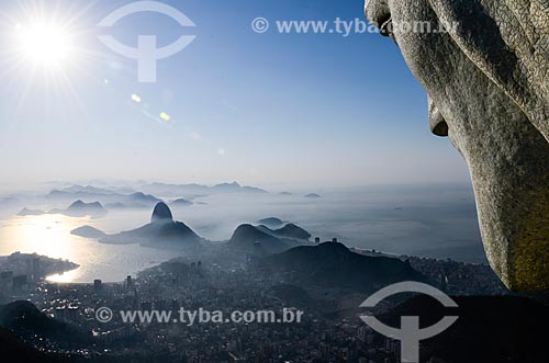  Vista do amanhecer a partir do Cristo Redentor (1931) com o Pão de Açúcar ao fundo  - Rio de Janeiro - Rio de Janeiro (RJ) - Brasil