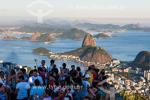  Turistas no mirante do Cristo Redentor com a Baia da Guanabara e Pão de Açúcar ao fundo  - Rio de Janeiro - Rio de Janeiro (RJ) - Brasil