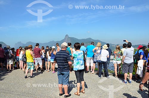  Turistas no Morro da Urca com o Cristo Redentor ao fundo  - Rio de Janeiro - Rio de Janeiro (RJ) - Brasil