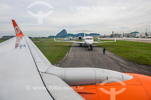  Aviões no Aeroporto Santos Dumont (1936) com o Pão de Açúcar ao fundo  - Rio de Janeiro - Rio de Janeiro (RJ) - Brasil