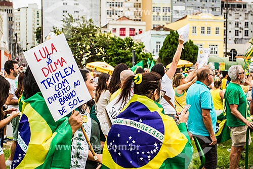  Manifestante enrolado na bandeira do Brasil durante a manifestação pelo impeachment da Presidente Dilma Rousseff em 13 de março  - Florianópolis - Santa Catarina (SC) - Brasil