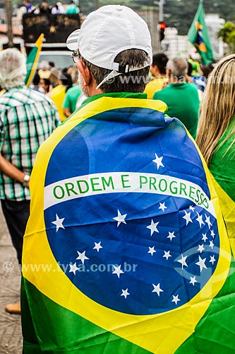  Manifestante enrolado na bandeira do Brasil durante a manifestação pelo impeachment da Presidente Dilma Rousseff em 13 de março  - Florianópolis - Santa Catarina (SC) - Brasil